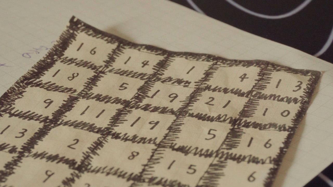 PUZZLE PRESENT backdrop