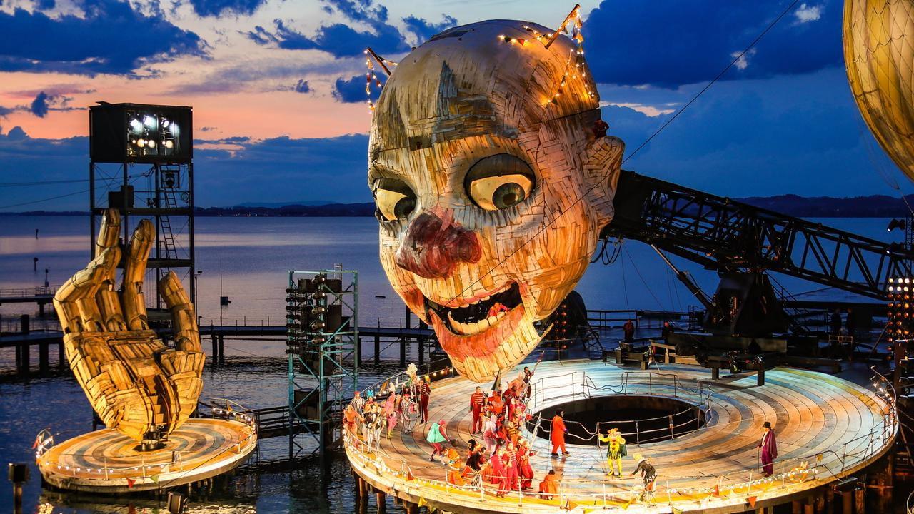 Rigoletto - Festival de Bregenz backdrop