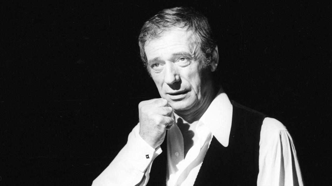 Yves Montand entre en scène backdrop
