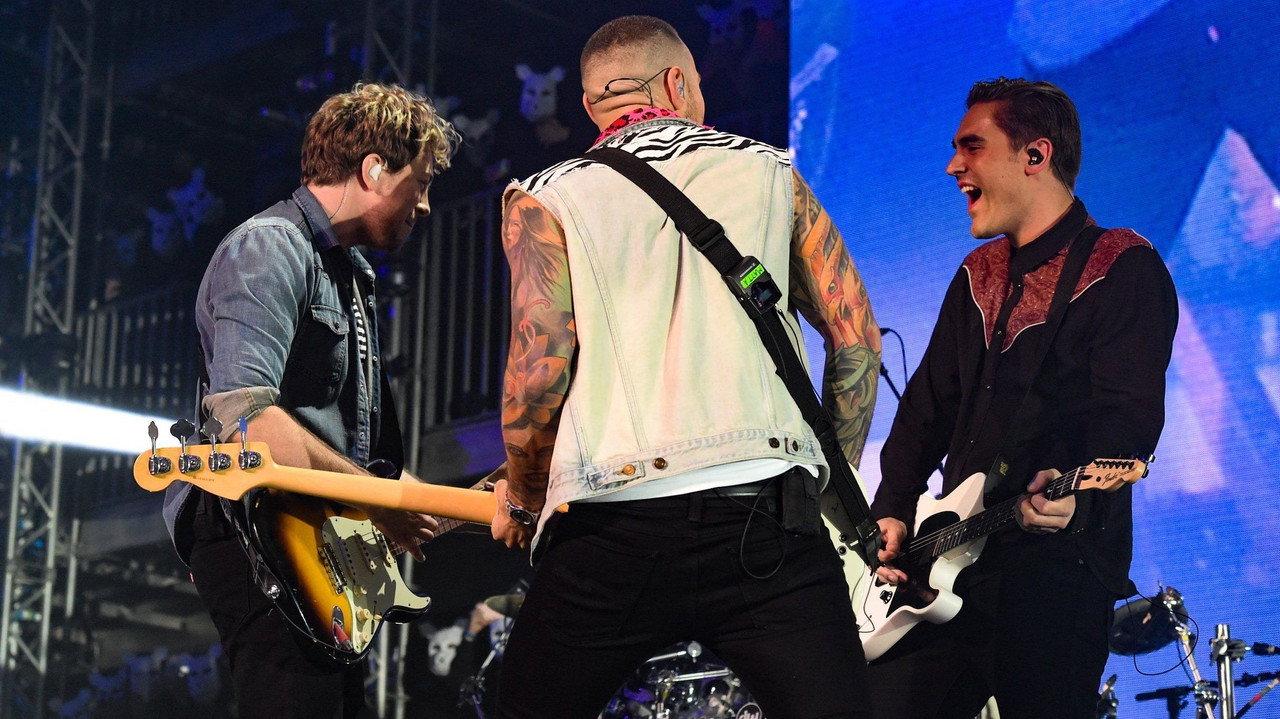 Busted: Pigs Can Fly Tour 2016 backdrop
