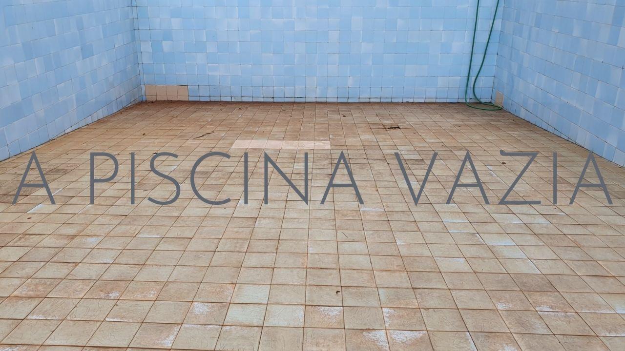 A piscina vazia backdrop