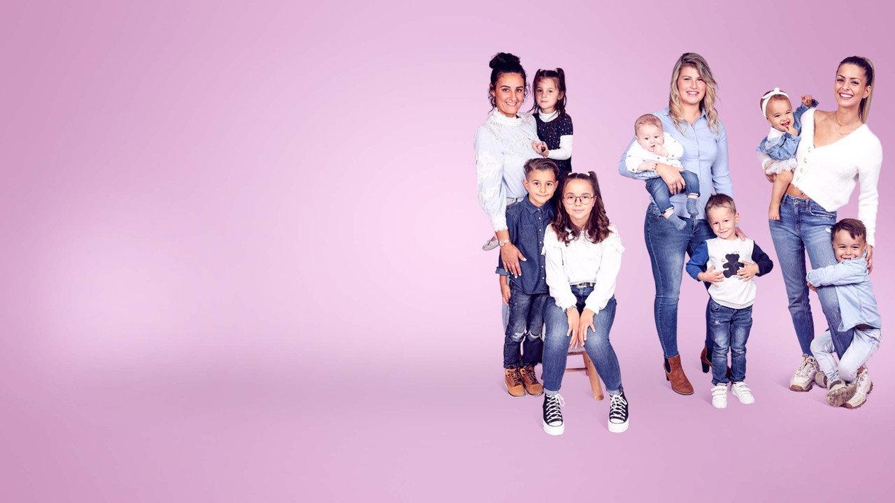 Les Mamans backdrop