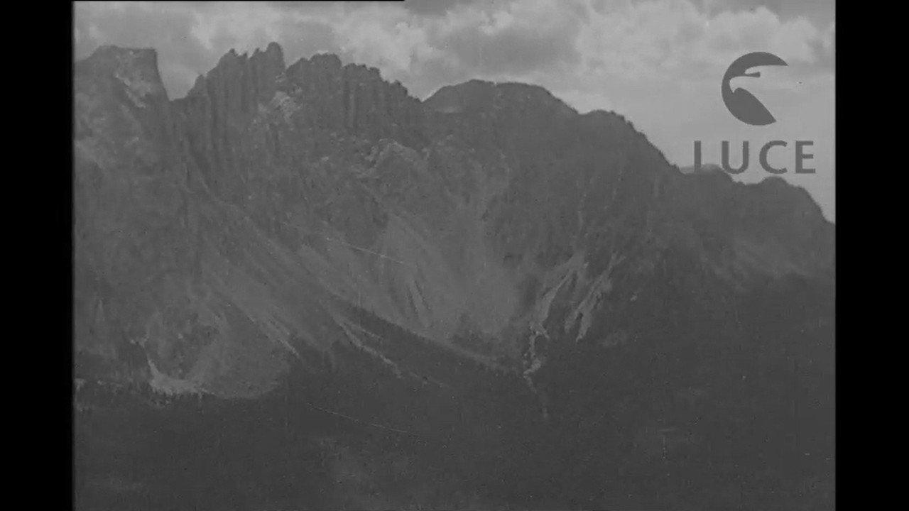 Scalatori del C.A.I. alle prese colle Dolomiti backdrop