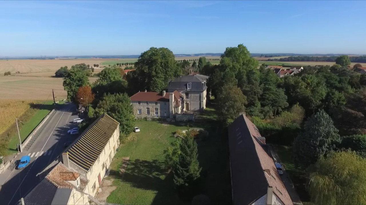 Le château d'Hérouville, une folie rock française backdrop