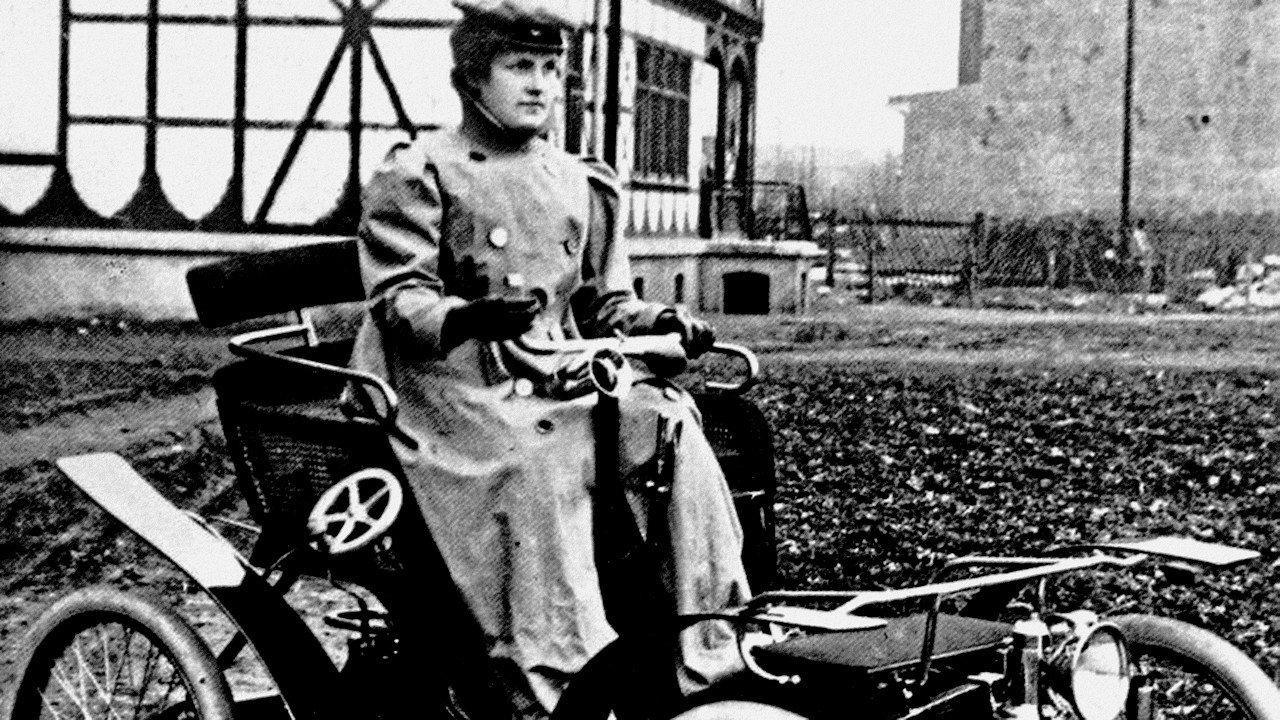 Women and Cars: The Story of an Underestimated Liaison backdrop