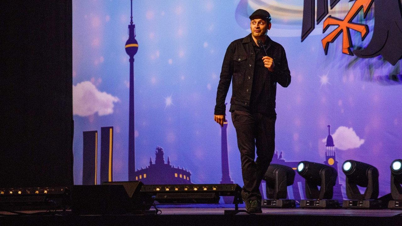 Kaya Yanar - Planet Deutschland backdrop