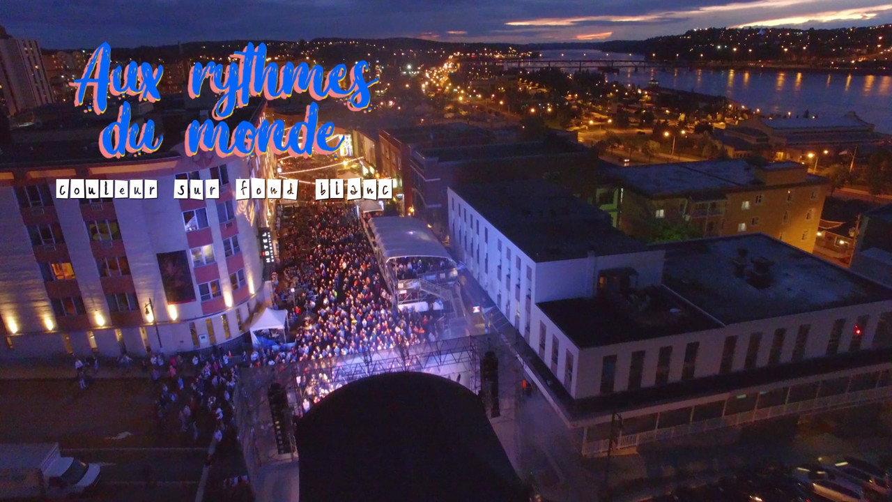 Aux rythmes du monde : couleur sur fond blanc backdrop