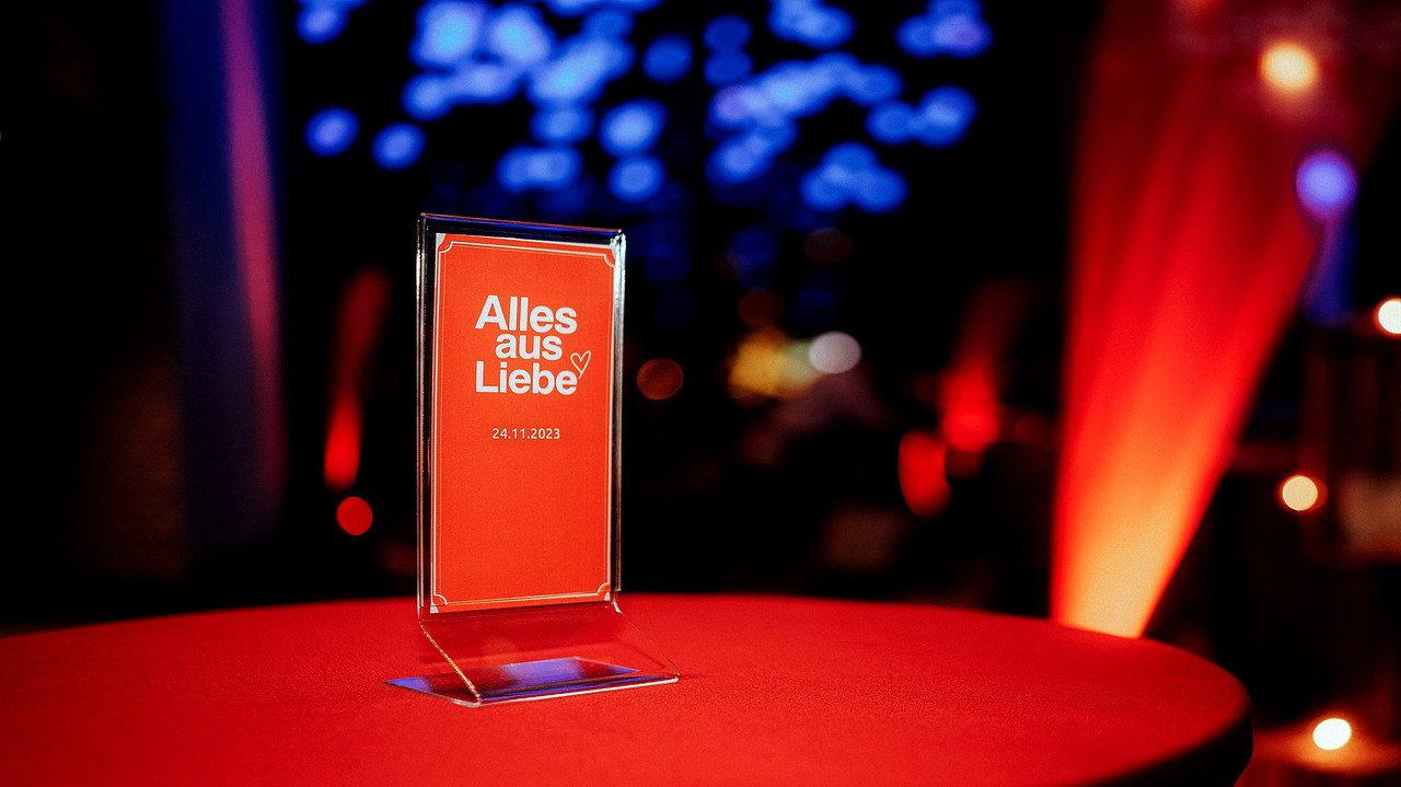 ALLES AUS LIEBE - Das FahrschulDorf, das anders fährt backdrop