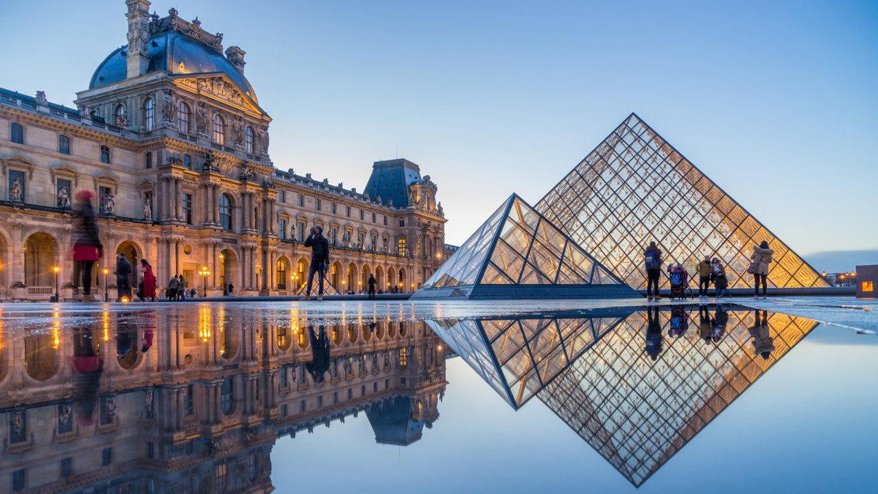 Le Louvre, un musée pharaonique backdrop