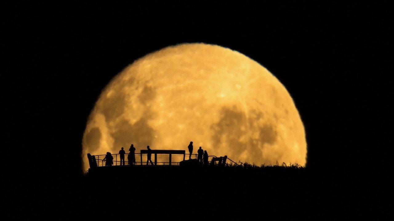 Wonders of the Moon backdrop