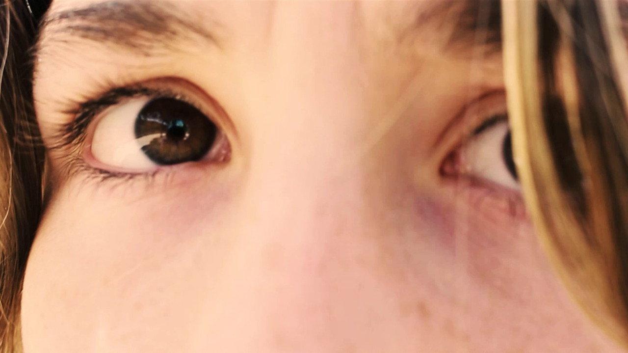 Tras la mirada backdrop