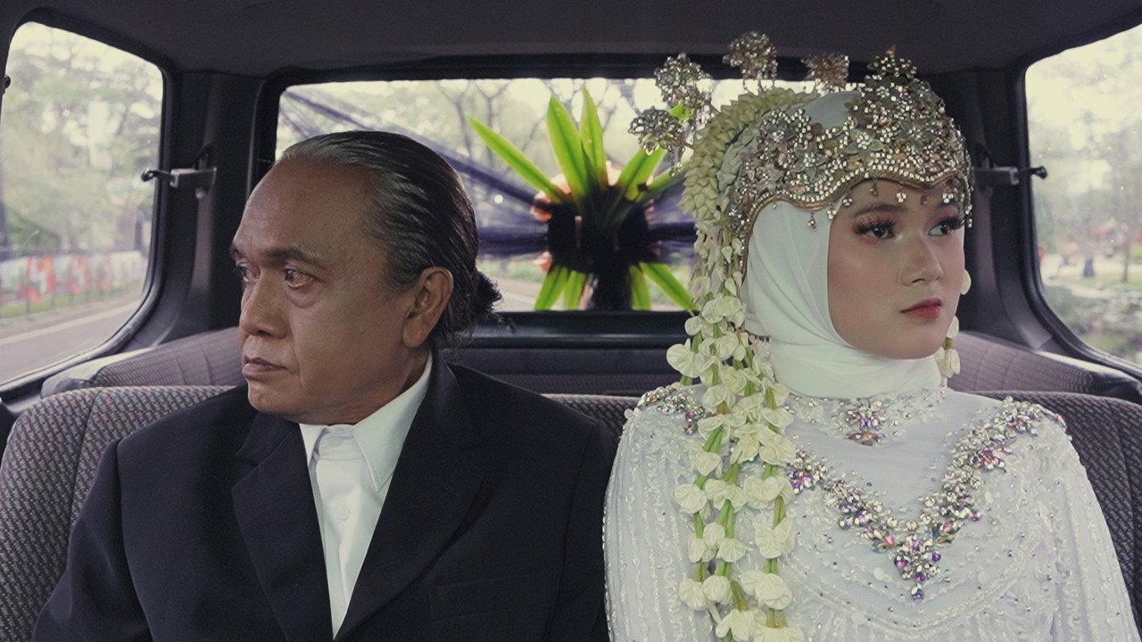 Dalam Pelukan Waktu backdrop