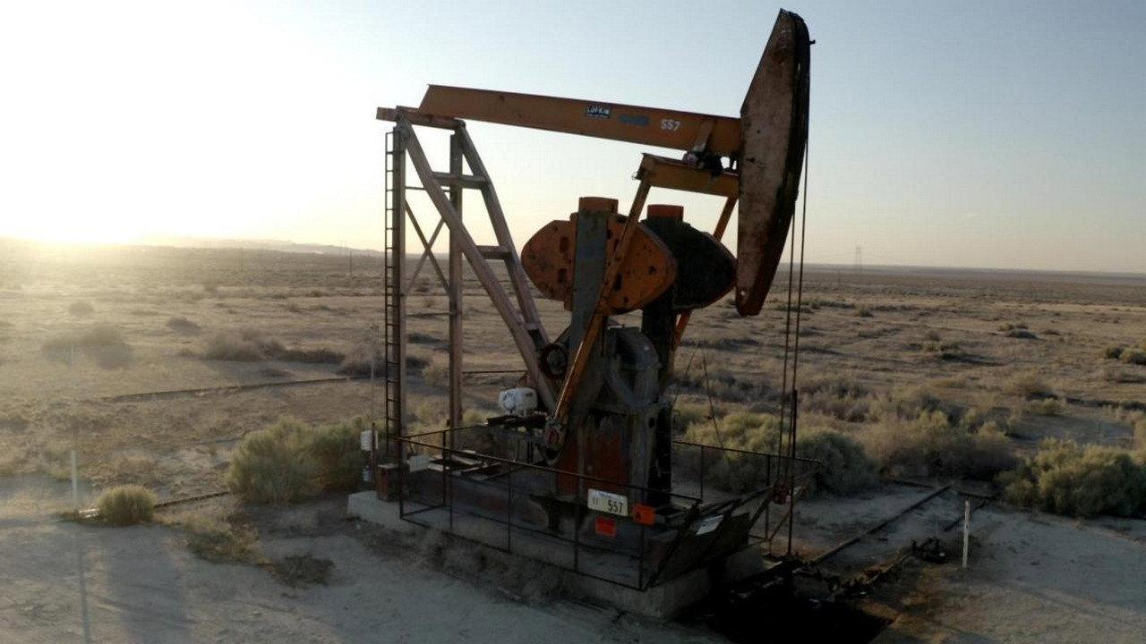 Les Fantômes du Pétrole backdrop