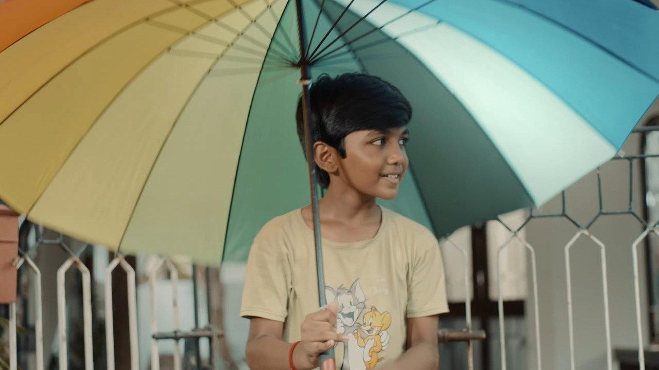 Vaanam Neenthum Kudaai backdrop