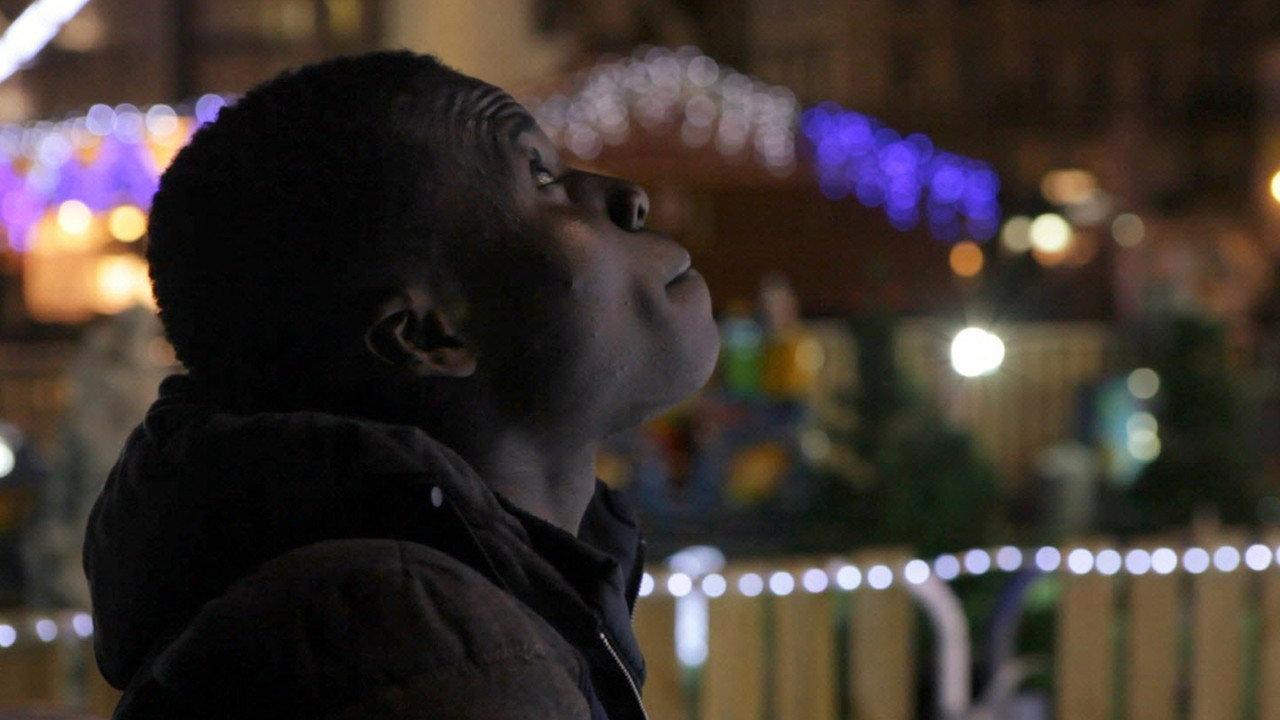 Récits d'une jeunesse exilée - J'ai marché jusqu'à vous backdrop