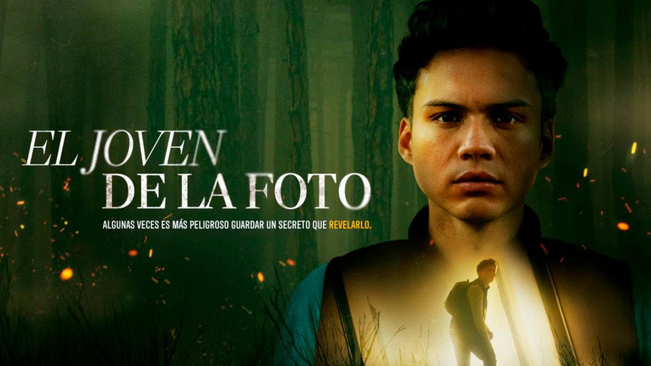 El Joven de la Foto backdrop