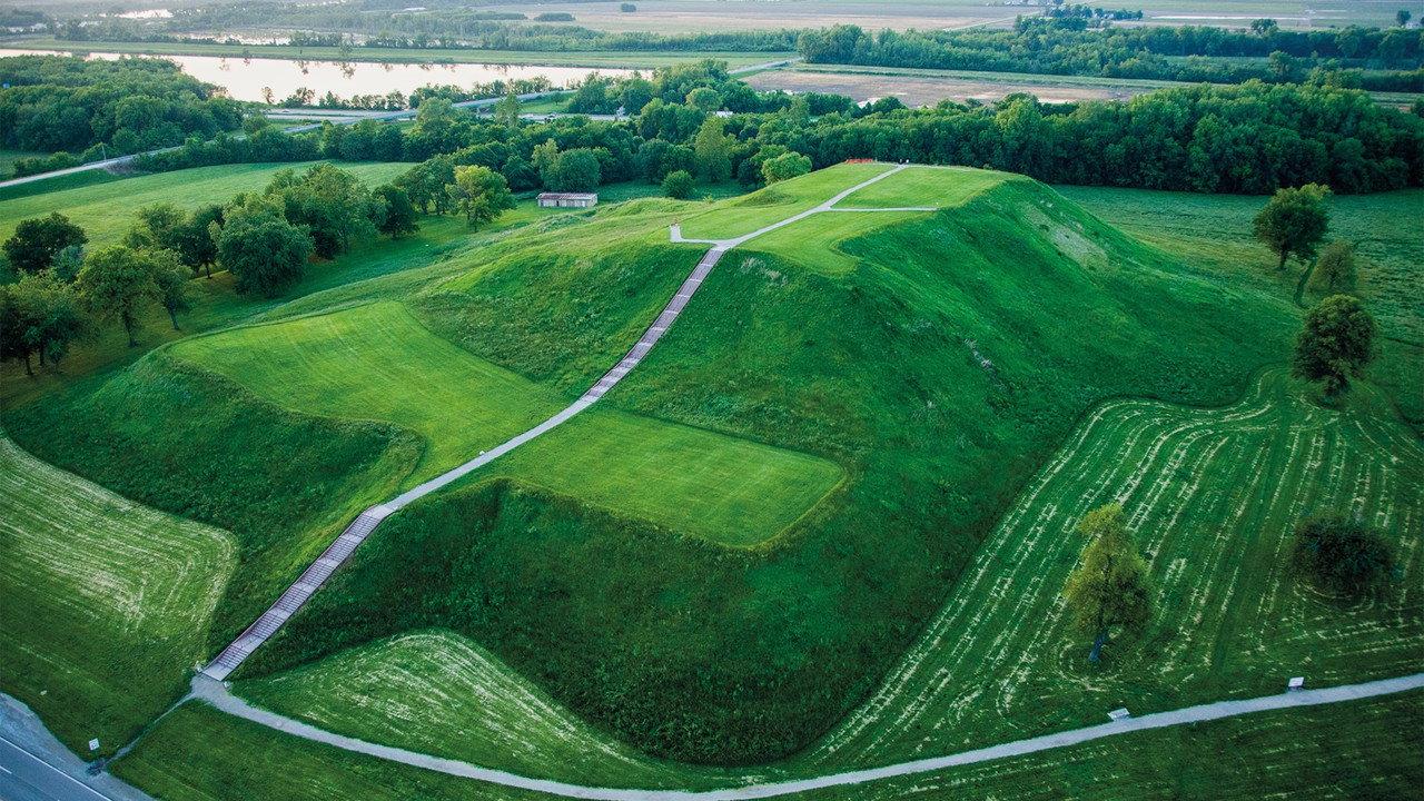 Cahokia Mounds: Ancient Metropolis backdrop