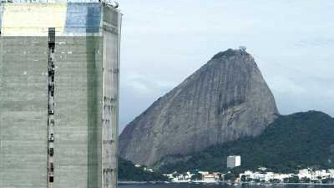Crônica da Demolição backdrop