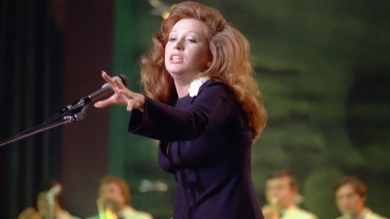 A Woman That Sings backdrop