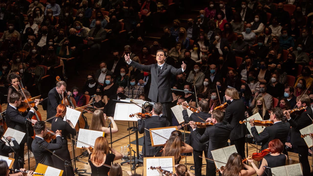 Currentzis conducts Beethoven Symphony No. 9 backdrop