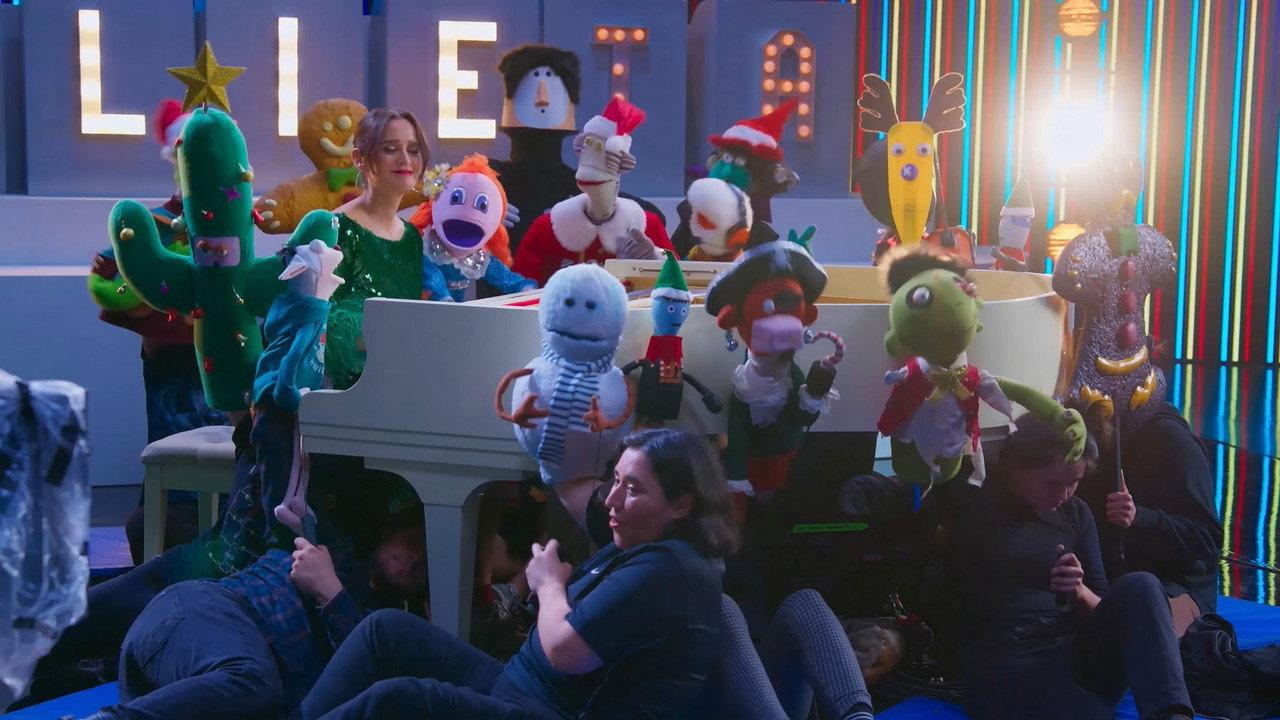 31 Minutes: One Hot Christmas | Making Of backdrop