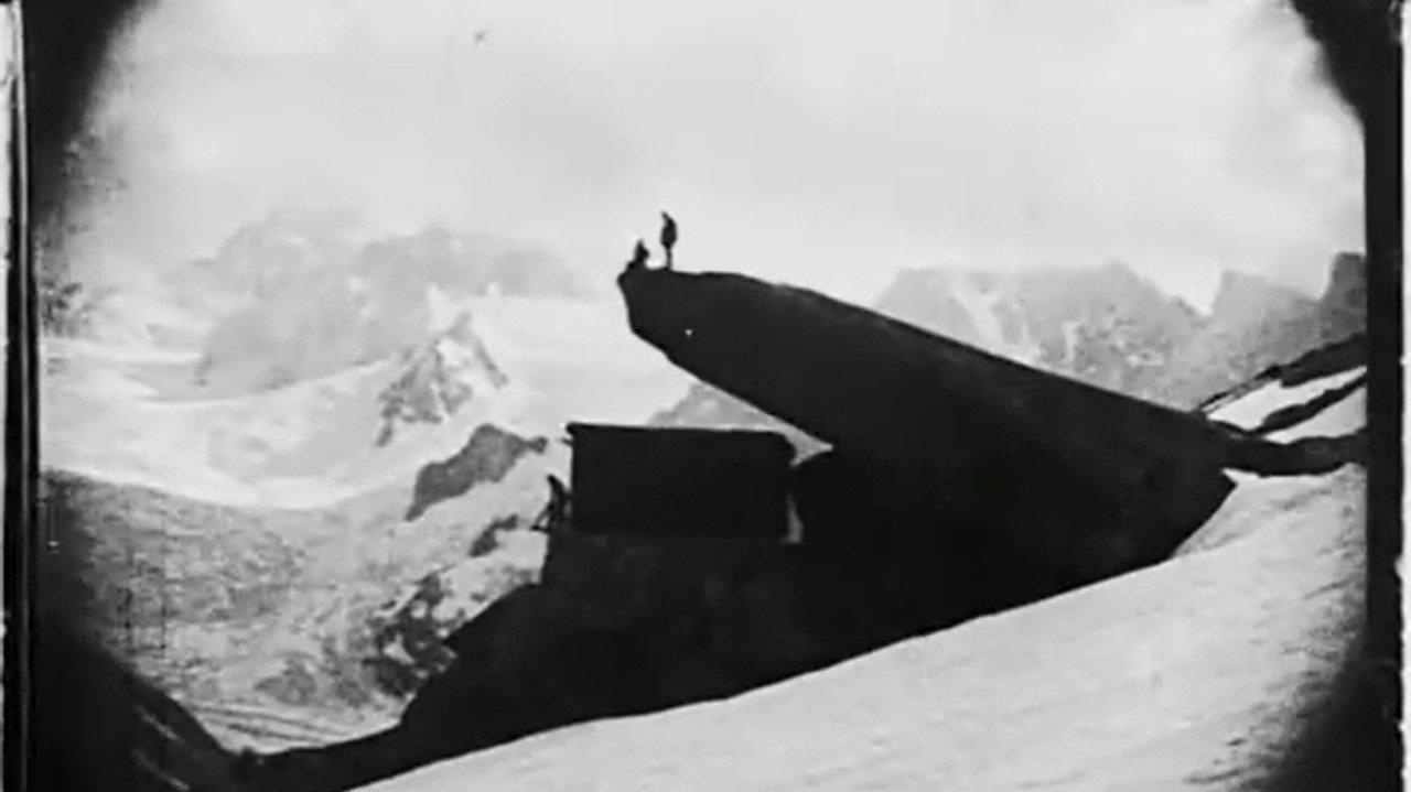 Le Massif du Mont-Blanc - L'ascension de l'Aiguille du Moine backdrop