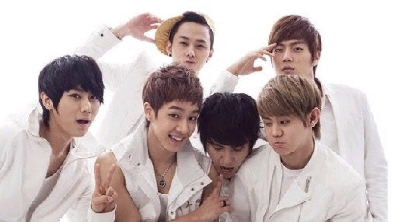 B2ST Almighty backdrop