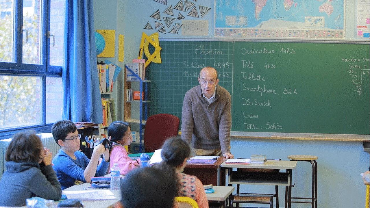 Et si on levait les yeux ? Une classe face aux écrans backdrop