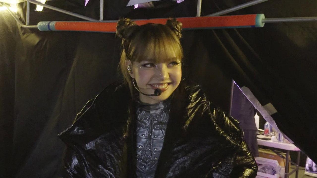 Always Lalisa backdrop